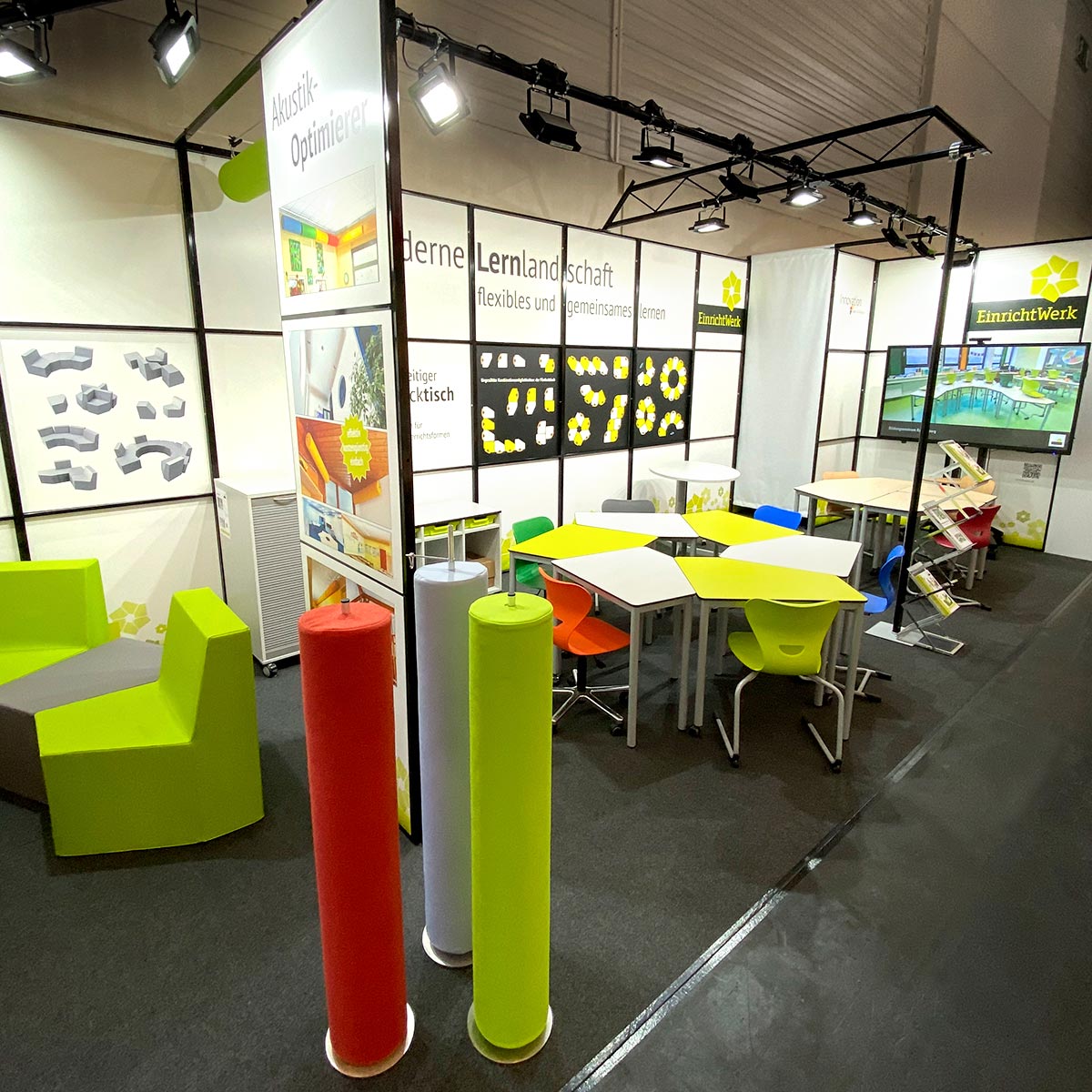 Moderne Möbel des Schulmöbelherstellers EinrichtWerk auf der didacta 2022